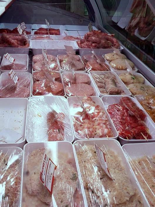 Il banco frigo con le vaschette di carne e di preparati