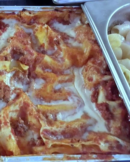 Una teglia di lasagna al ragù
