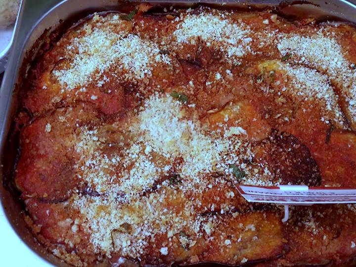 Una teglia di parmigiana di melanzane