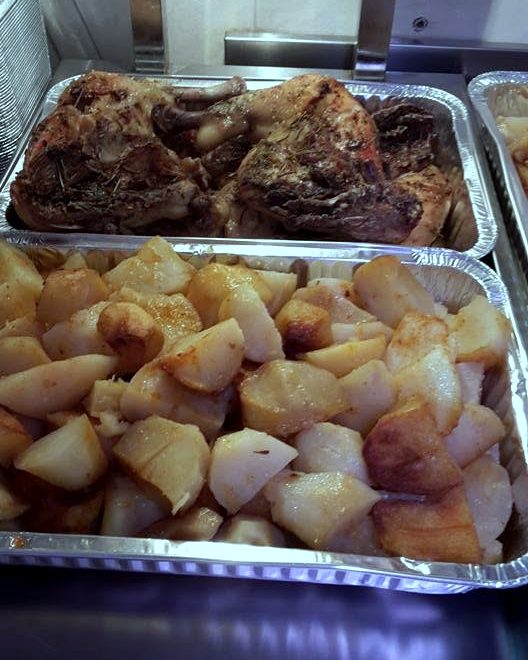 Pollo arrosto e patate al forno in vaschetta