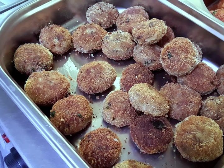 Polpette dorate in una teglia d'acciaio