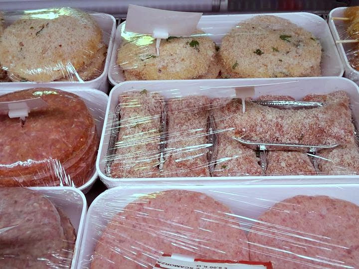Vassoi di cotolette, hamburger e preparati nel banco