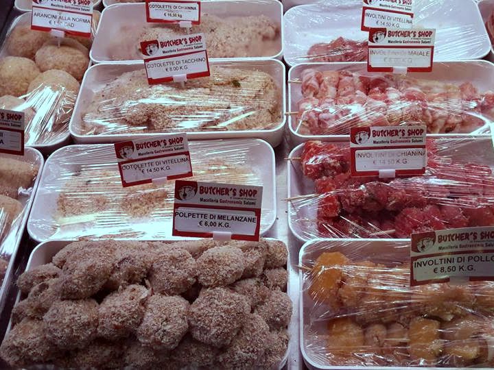 Vaschette di preparati di carne nel banco, con i cartellini