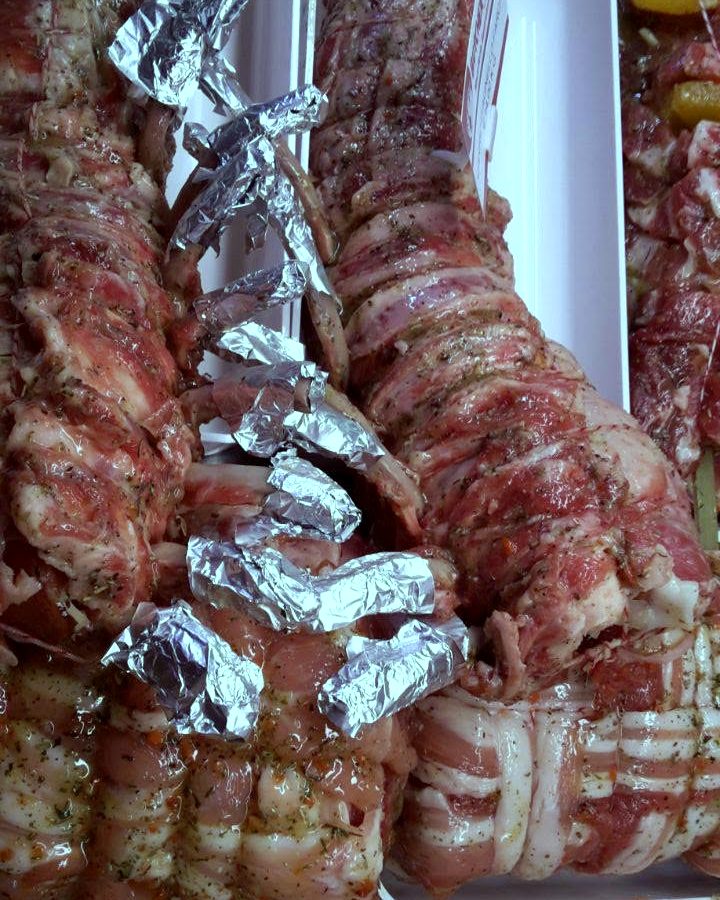 Rollè di carne avvolti nella pancetta, nel banco dei preparati