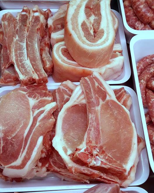 Pancetta, braciole e salsicce di suino nel banco